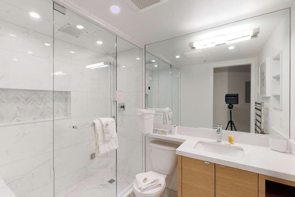 Amenidades de baño gratuitas, secadora de cabello, toallas 