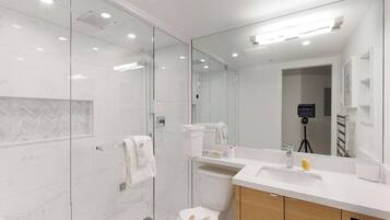Amenidades de baño gratuitas, secadora de cabello, toallas