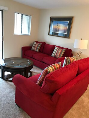 Smart TV, fireplace, books - Beautifully Decorated, 1st Fl. Retreat! Steps to the beach. Spa On Port Royal (Hilton Head Island)