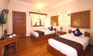 Deluxe Room | Minibar, in-room safe, blackout drapes, rollaway beds