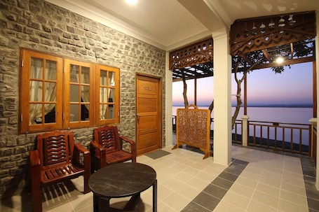 Habitación Deluxe, vistas al río | Vistas desde la habitación. Salay River View Inn