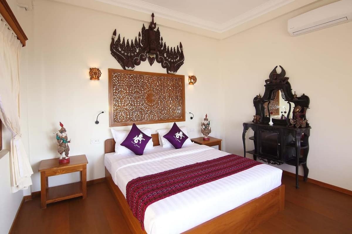Deluxe Room, River View | Minibar, in-room safe, blackout drapes, rollaway beds