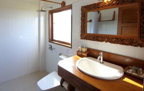 Shower, free toiletries, hair dryer, slippers - Salay River View Inn (Chauk)
