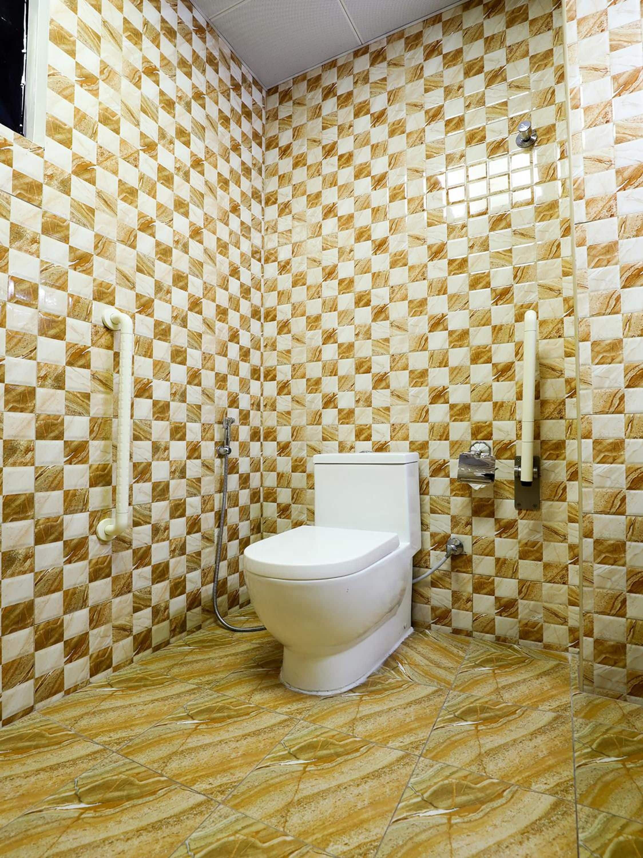 Ein Badezimmer mit Schachbrettfliesen, einer Toilette und einer Duschkabine.