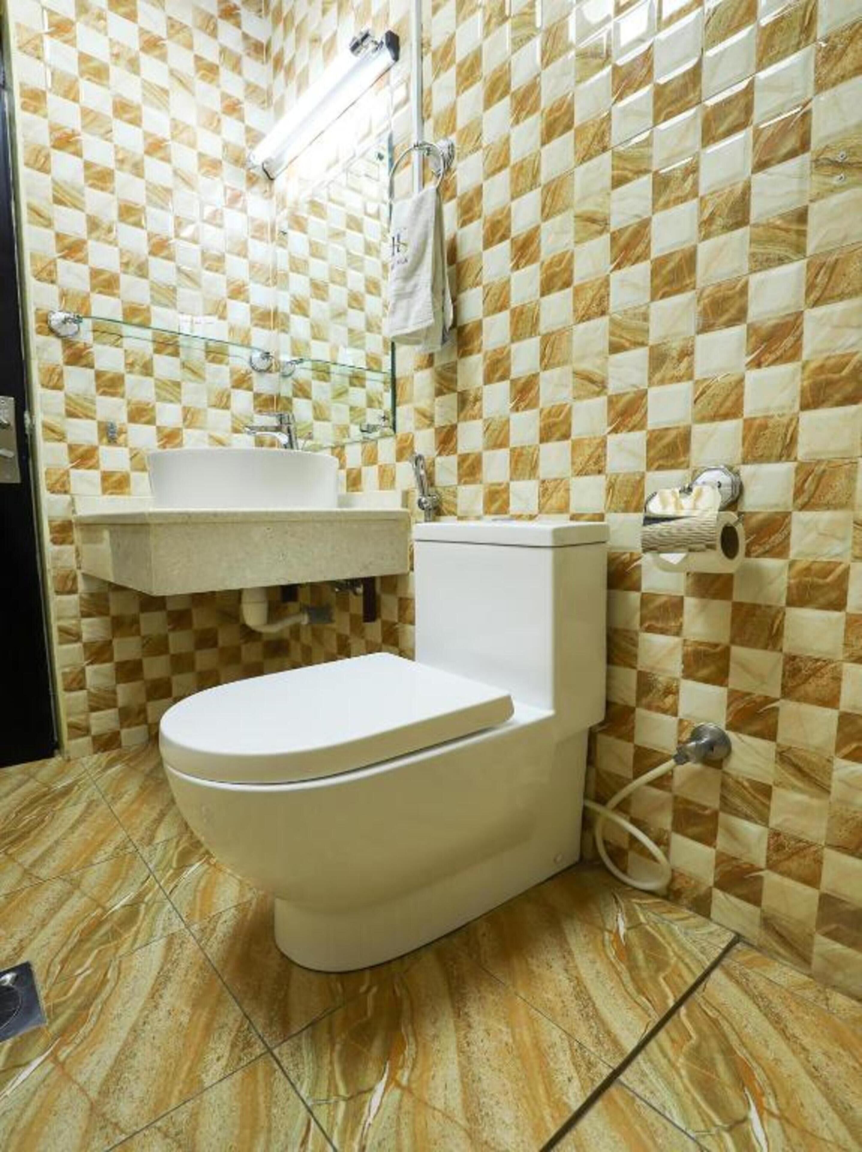 Un baño con inodoro, lavamanos y ducha.