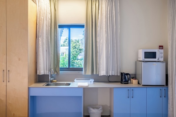 Accessible Superior Room, 1 Bedroom, Roll-in Shower | Private kitchenette | Fridge, coffee/tea maker, electric kettle