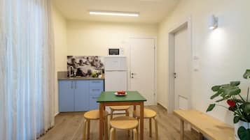 Habitación familiar, 2 habitaciones | Zona de estar | Una televisión de pantalla plana
