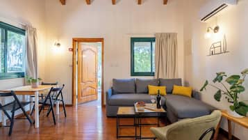 Familien-Ferienhütte, 1 Schlafzimmer | Wohnbereich | Flachbildfernseher