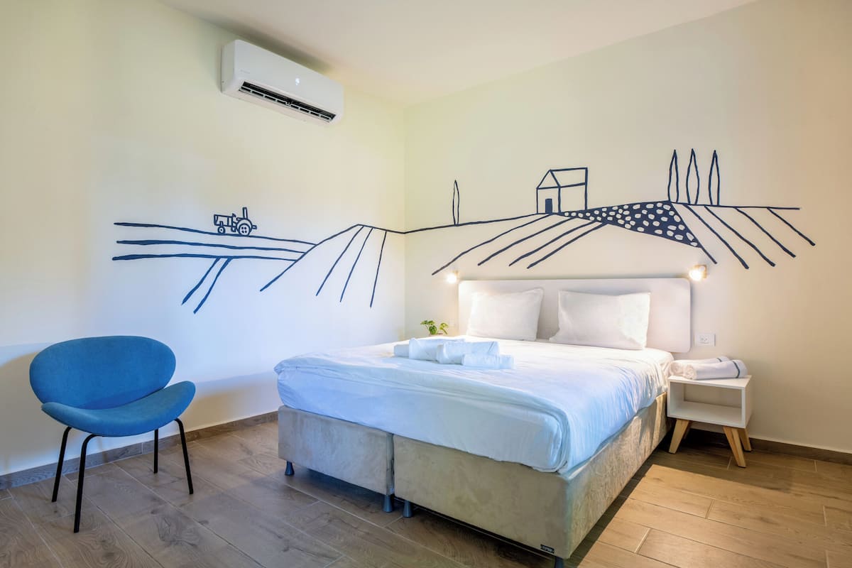 Accessible Superior Room, 1 Bedroom, Roll-in Shower | Free WiFi, bed sheets