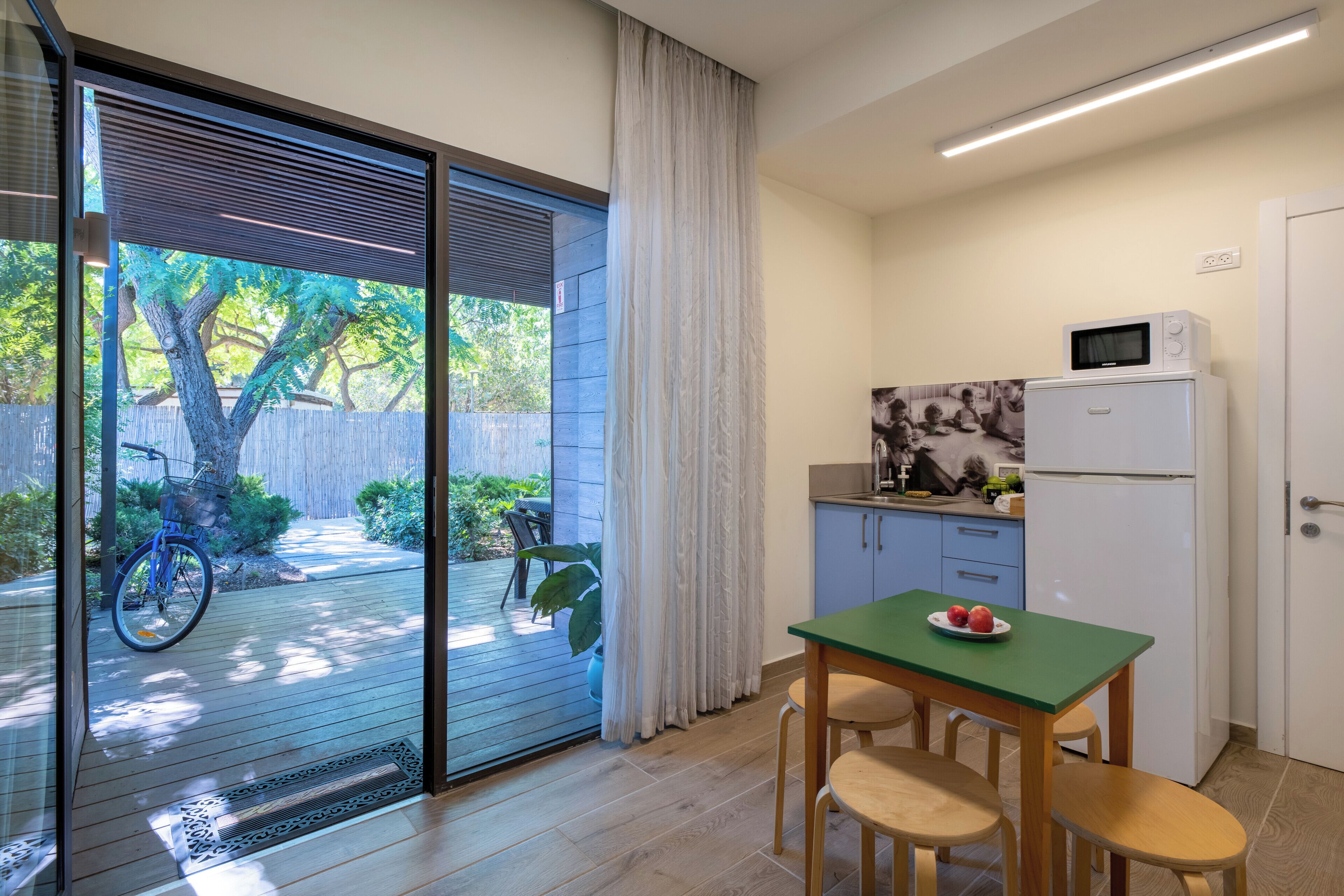 Familierom, 2 soverom | Oppholdsområde | Flatskjerm-TV