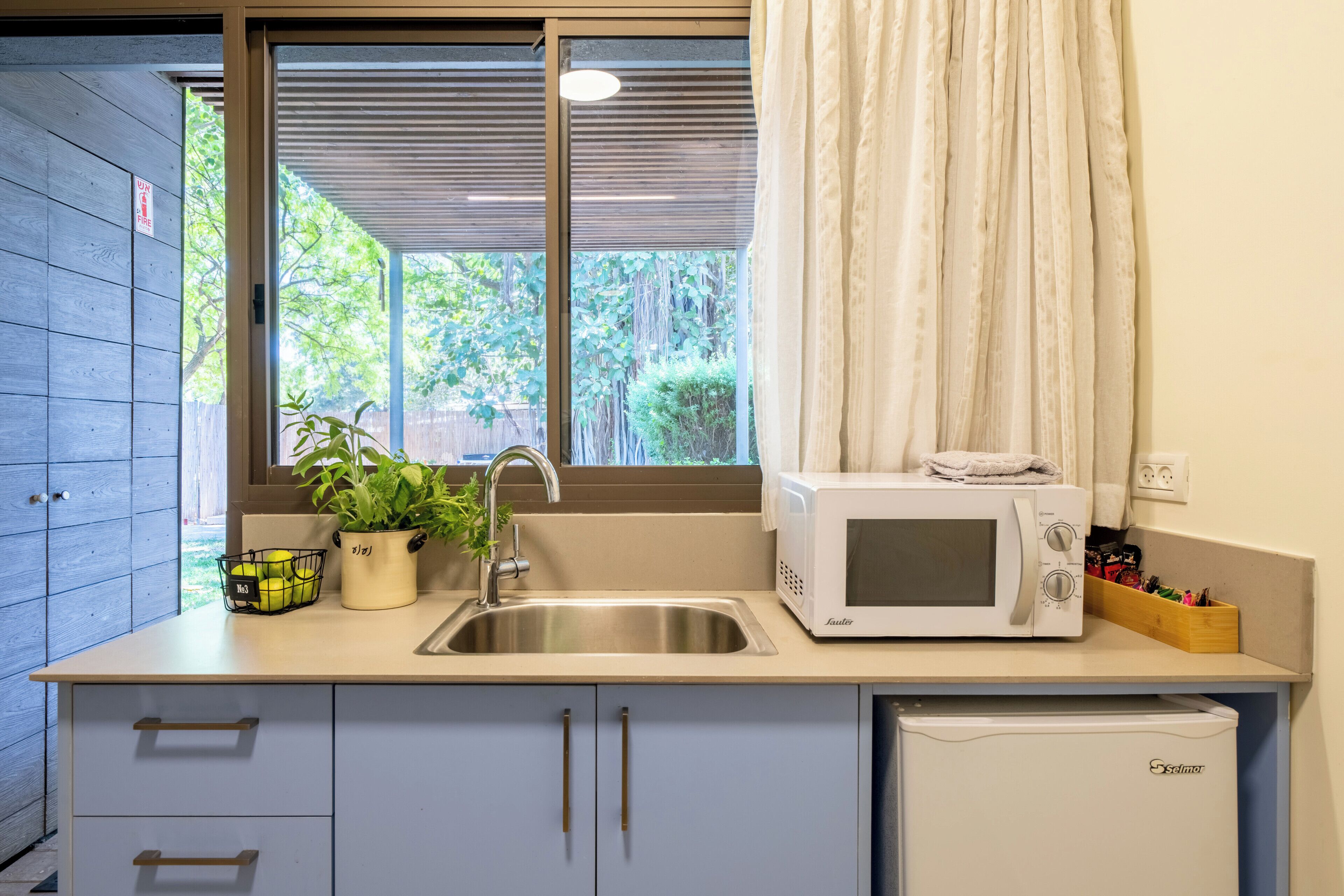 Habitación cuádruple familiar | Área de sala de estar | Televisión de pantalla plana 