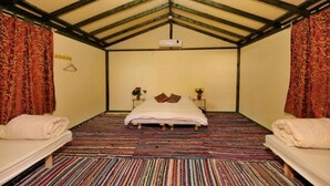 In-room safe, desk, blackout drapes, cribs (free) - Adam's Farm (Eliad)