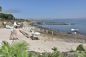 位於海灘上、白沙