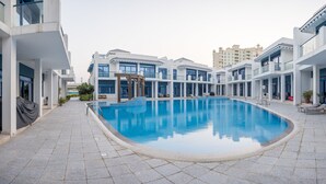 Kolam renang outdoor, dengan kursi berjemur