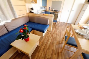 Trailer superior, 3 quartos | Área de estar | TV de tela plana 31 polegadas com canais via satélite, TV