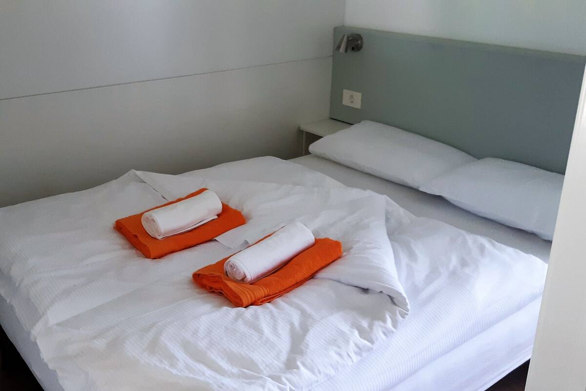 Comfort Mobile Home, 2 Bedrooms | 1 bedroom, Egyptian cotton sheets, premium bedding, down duvets