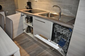 Deluxe Apartment | Private kitchen | Full-size fridge, microwave, oven, stovetop