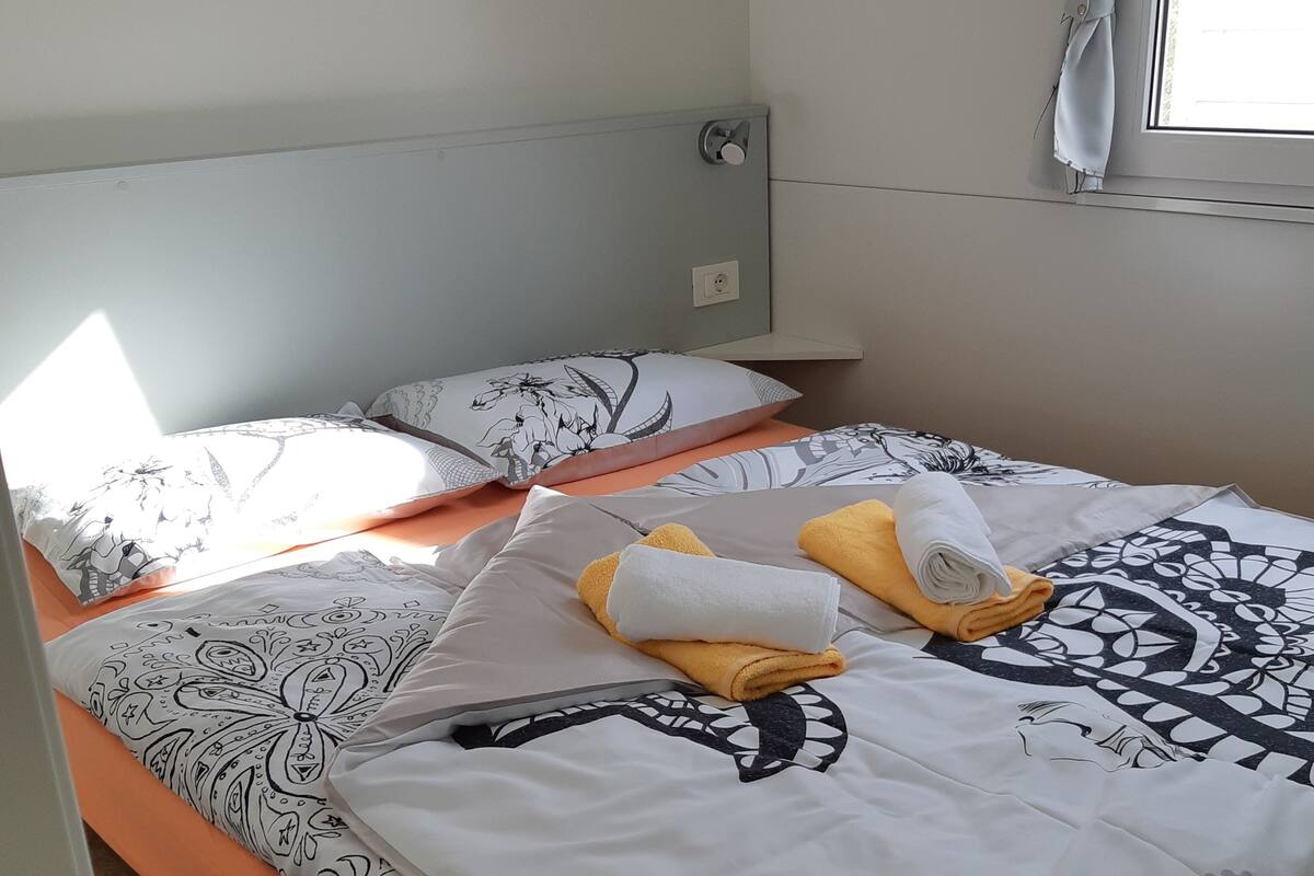 1 bedroom, Egyptian cotton sheets, premium bedding, down duvets