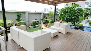 Una piscina al aire libre (de 06:00 a 20:00), tumbonas