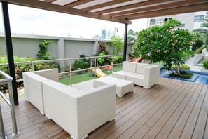 Piscina externa, funciona das 6h às 20h, espreguiçadeiras