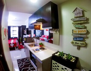 Full-sized fridge, microwave, stovetop, electric kettle