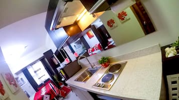 大型冰箱、微波爐、爐台、電熱水壺