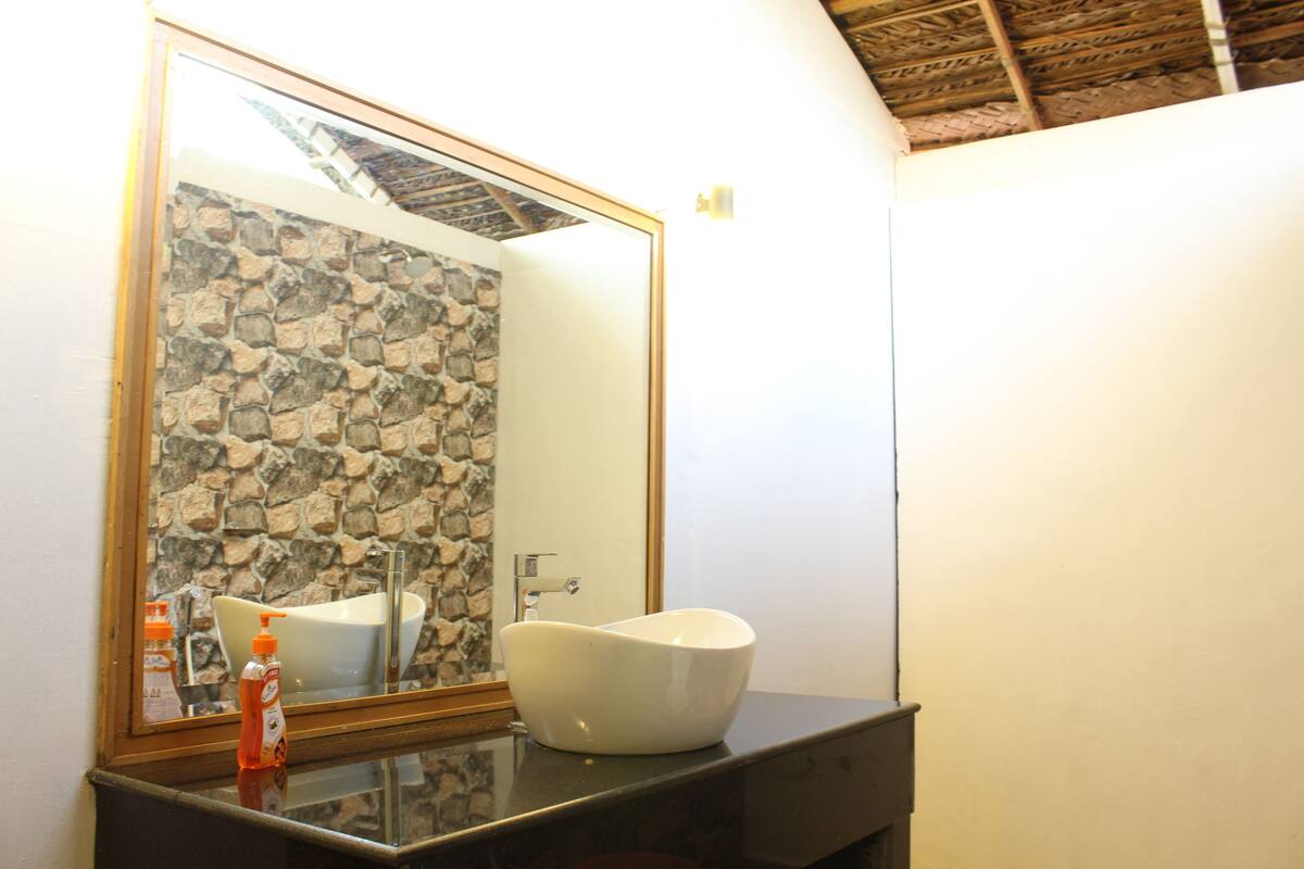standard cottage, 1 bedroom, garden view, garden area | bathroom | shower, designer toiletries, towels
