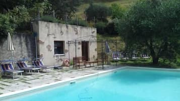 Una piscina al aire libre, una piscina en la azotea