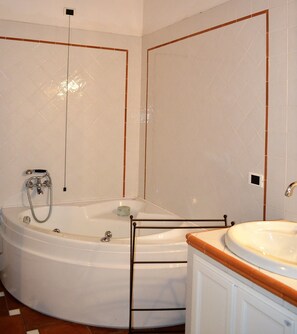 A bathroom with a bathtub, a shower, and a sink. - Podere Badia (Borgo San Lorenzo)