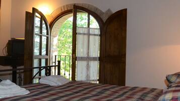 Double Room, Shared Bathroom | Premium bedding, soundproofing, iron/ironing board, free WiFi