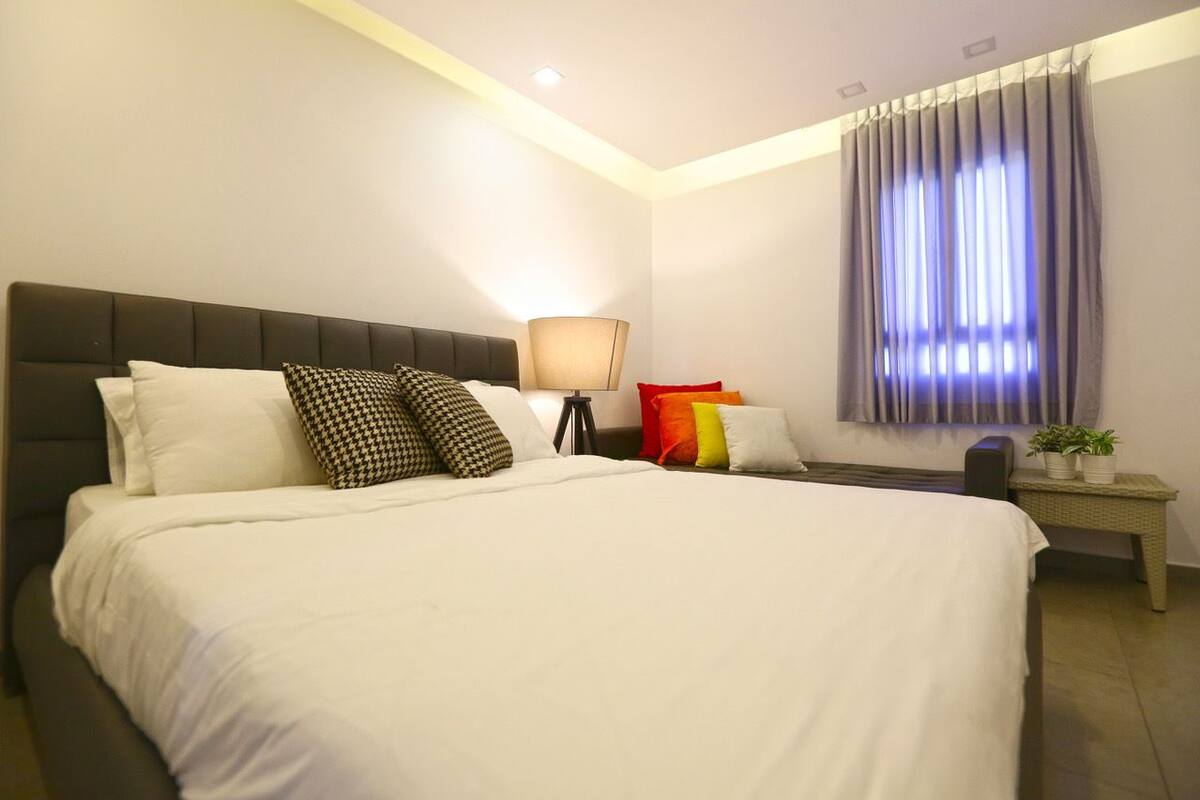 Deluxe Room | Minibar, in-room safe, desk, iron/ironing board