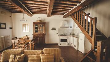 Casa de luna de miel, cocina, vista a la colina | Área de sala de estar | Televisión y chimenea