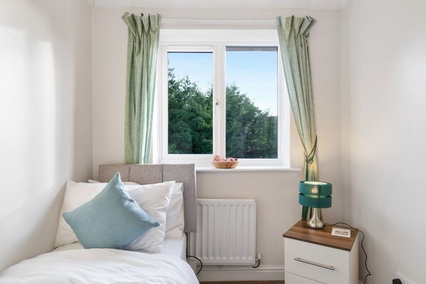 Superior Room, Private Bathroom, Garden View (3 Bedroom Serviced House) | 2 bedrooms - East Midlands House (Kettering)