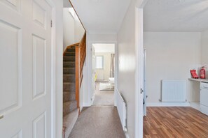Superior Room, Private Bathroom, Garden View (3 Bedroom Serviced House) | Lobby - East Midlands House (Kettering)