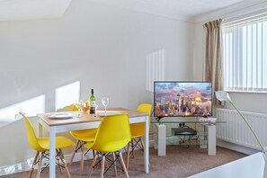 Rom – superior, privat bad, hageutsikt (3 Bedroom Serviced House) | Lounge