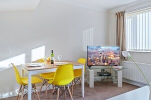 Superior Room, Private Bathroom, Garden View (3 Bedroom Serviced House) | Lounge