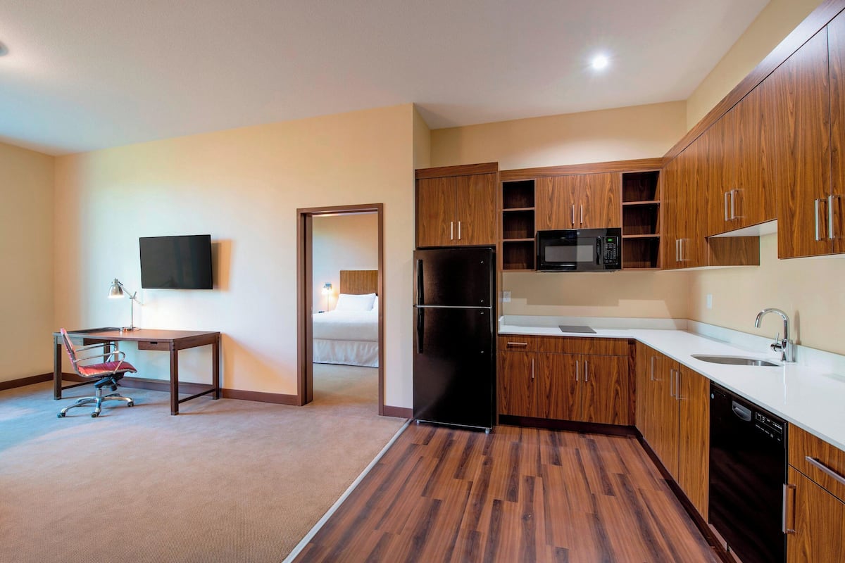 suite, 1 bedroom | premium bedding, in-room safe, desk, laptop workspace