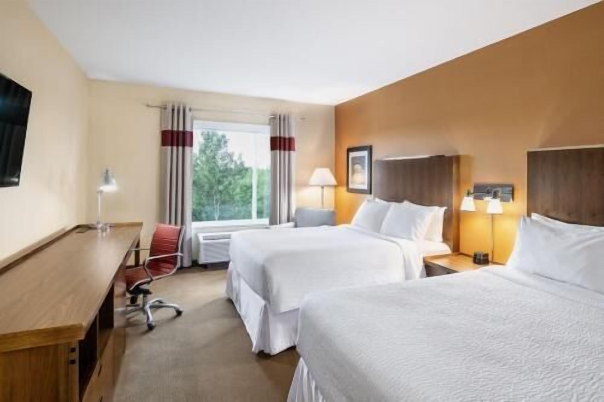 Premium bedding, in-room safe, desk, laptop workspace