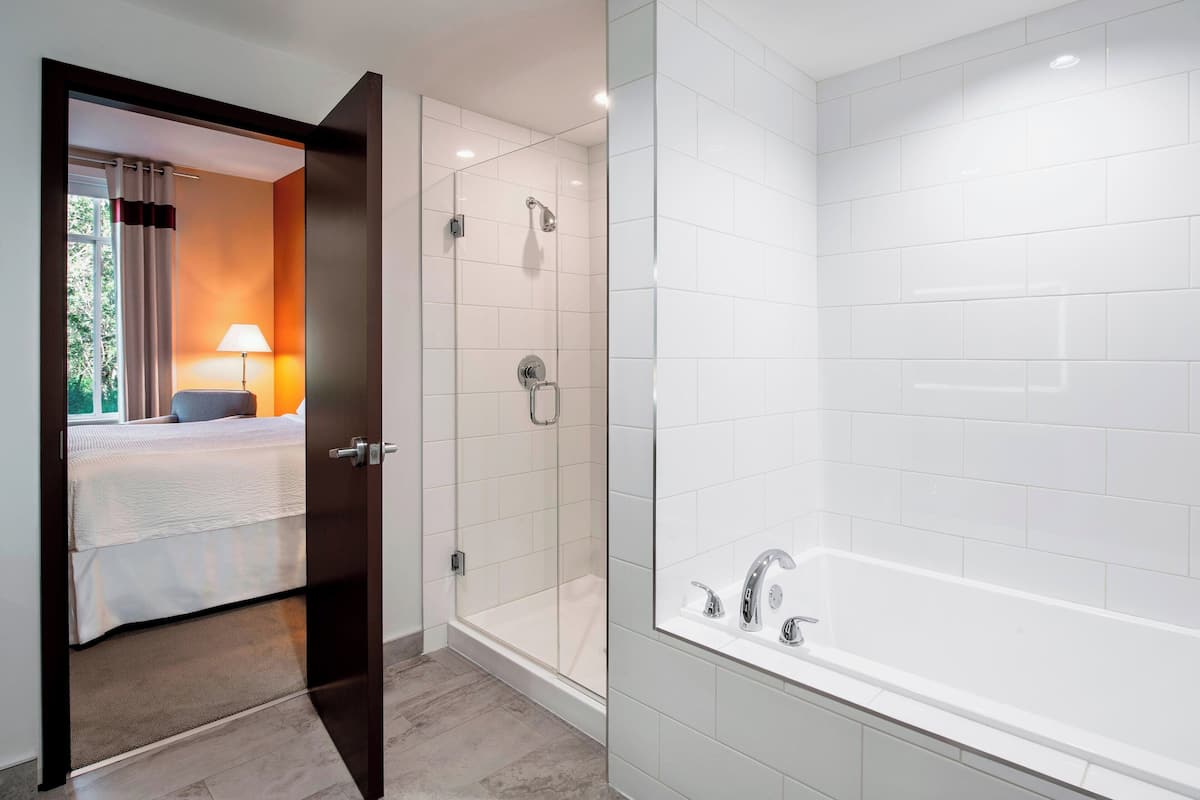 suite, 1 bedroom | bathroom | combined shower/bathtub, free toiletries, hair dryer, towels