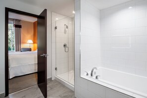Suite, 1 habitación | Baño | Ducha y bañera combinadas y artículos de higiene personal gratuitos