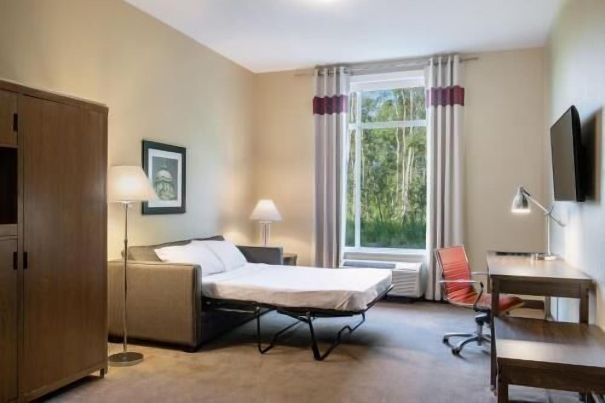 Premium bedding, in-room safe, desk, laptop workspace