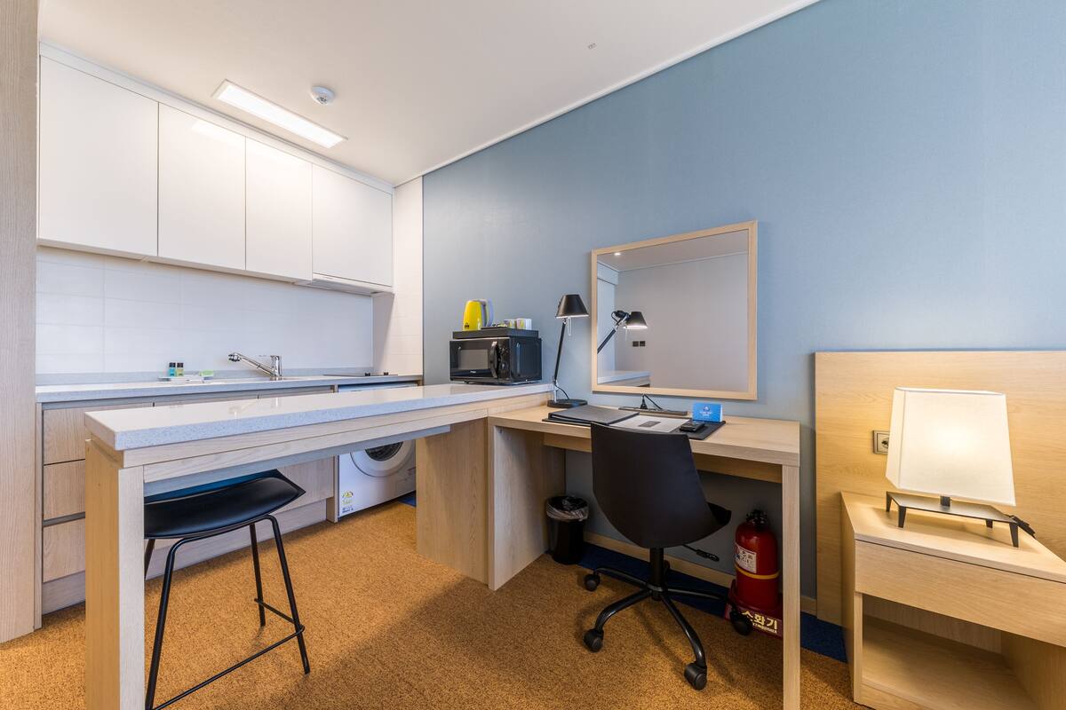 fridge, microwave, coffee/tea maker, electric kettle