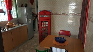 Comfort Apartment, 2 Bedrooms | Private kitchen | Full-sized fridge, microwave, oven, stovetop - Bel Appartement à Sidi Bou Said (Sidi Bou Said)
