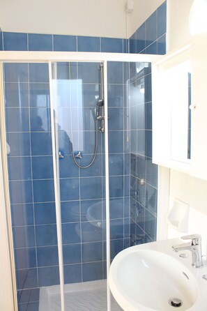 Double Room, Balcony, Partial Sea View | Bathroom shower - Hotel Luca (Camaiore)