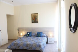 Habitación triple superior | Sábanas italianas Frette, edredones de plumas, escritorio y wifi gratis