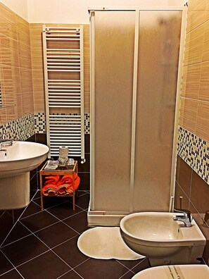 Habitación cuádruple Confort, baño privado | Baño | Ducha, artículos de higiene personal gratuitos, bidé y toallas
