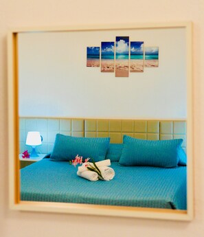 Habitación triple Confort, baño privado | Ropa de cama de alta calidad, edredones de plumas, minibar y escritorio