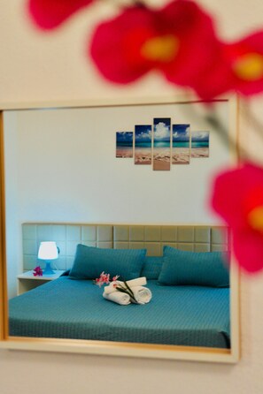 Habitación triple Confort, baño privado | Ropa de cama de alta calidad, edredones de plumas, minibar y escritorio