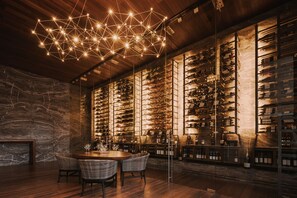 6 間餐廳；供應早餐、午餐、晚餐；意大利菜