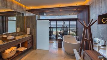 Beachfront Residence | Salle de bain | Articles de toilette gratuits, sĂšche-cheveux, chaussons